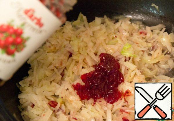 3 minutes before the cabbage is ready, add 5 teaspoons of cranberry sauce.
