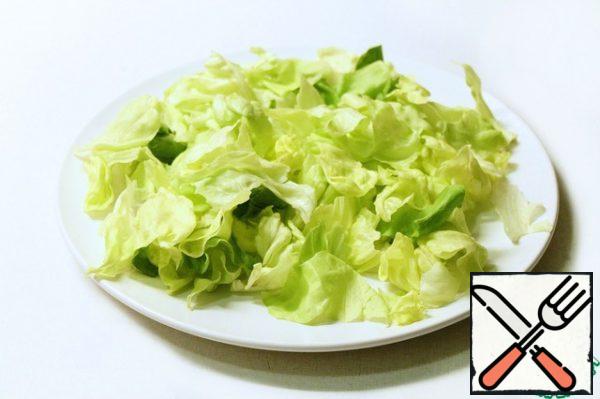 Pre-washed and cut into small pieces lettuce leaves put on a plate. At this stage, I added a little more salt.
A small lyrical digression: I made 2 servings, i.e. everything that is indicated in the ingredients, divided into 2 and laid out on 2 plates in layers. But then I thought that I had gone too far and the salad would be enough for 3-4 servings. Well, it depends on which consumers, of course :)
And also: the layers are, of course, beautiful, but if you are not chasing beauty, you can just mix all the ingredients in a salad bowl and not suffer.
