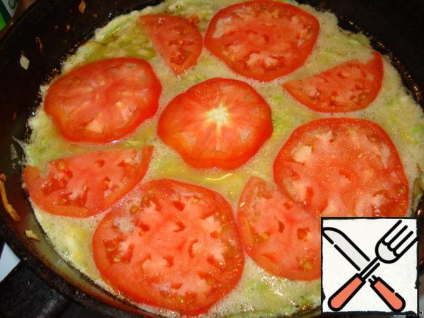Put a sliced tomato on top, for example, reduce the heat, cover and keep on fire until cooked.
It can be baked in an oven or a slow cooker.