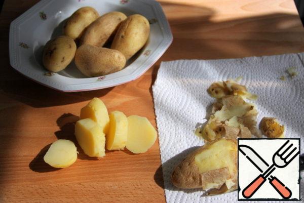 Wash the potatoes and boil in the peel until tender, for 20-25 minutes, depending on the size.
Non-parliamentary. Peel and cut into thick slices.