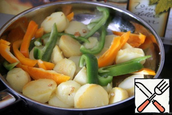 Add the prepared potatoes and sweet pepper, cut into thin strips. Let the vegetables brown on all sides.
