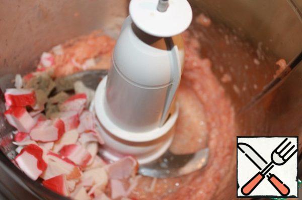Grind the salmon with raw egg white to the consistency of puree, add lime zest, crab sticks and chop more, but so that the pieces remain small.
