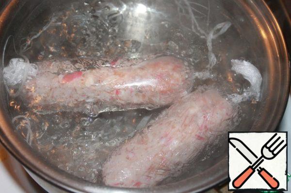 And boil them in boiling water for 10 minutes. Allow to cool slightly, then remove the film.
