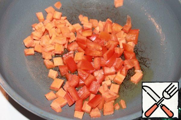 Bulgarian pepper and carrots cut into cubes and lightly fry in olive oil, add chopped herbs.