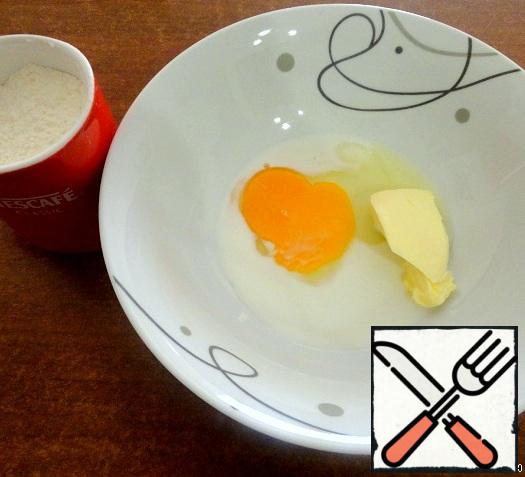 Mix egg, 1/2 tbsp oil, salt, milk. Mix well, add flour.
Knead the dough like noodles.