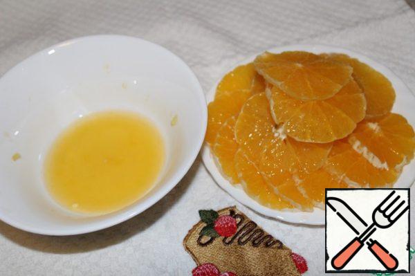 Peel the oranges from the peel to the pulp, cutting off the skin with a white shell.
Over a bowl or on a board with a drain chute, cut the oranges into thin circles. Juice to collect.