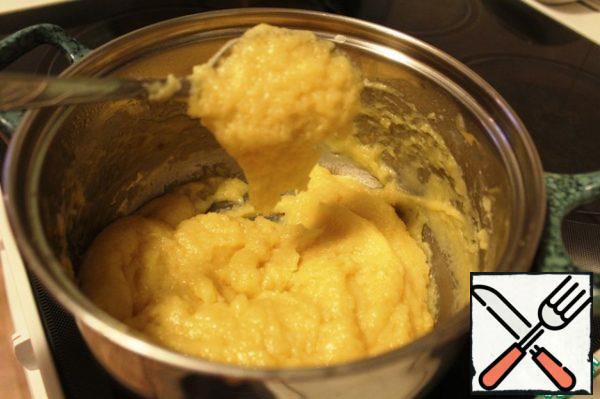 The resulting mass is cooked over low heat, with constant stirring, for 3-5 minutes. The dough will thicken and look like custard.

