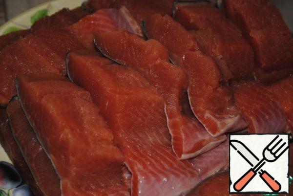 Pink salmon is eaten only under marinade or in batter, because the fish is dry, and if it is simply fried, it is impossible.
Clean the fish, remove the bones and cut into portions of any shape convenient for you.
