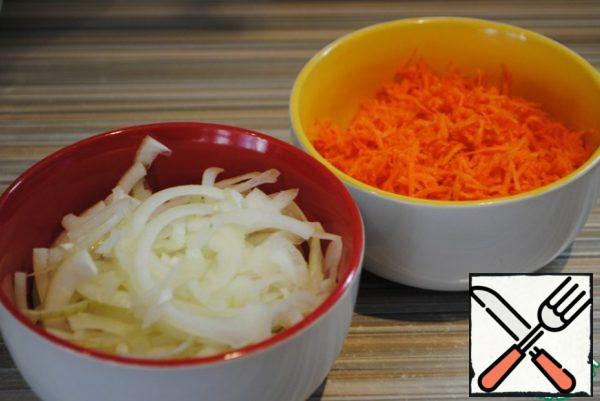 Immediately cut the onion into half rings, and grate the carrots on a medium grater.
