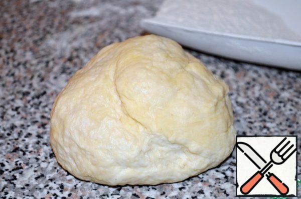 Knead the dough and leave it to lie under the film for 15 minutes.
