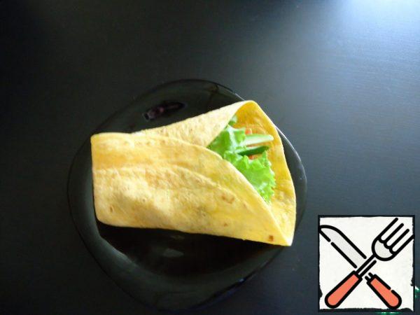 Here, use the ready-made tortillas that you buy at the supermarket.
In a pack of 6 pcs, I usually use 4 pcs.
There is only wheat, cheese and tomatoes.
I like cheese most of all. Prepare all the ingredients.
Cut the chicken fillet into 2-4 cm pieces and fry in a small amount of oil with a mixture of curry and pepper.