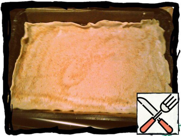 One layer of dough to roll out, put in a baking sheet, sprinkle first evenly with breadcrumbs, then starch (2 tsp.)
