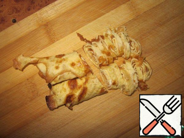 Fry the egg pancakes (small diameter), roll them into noodles and slice.
