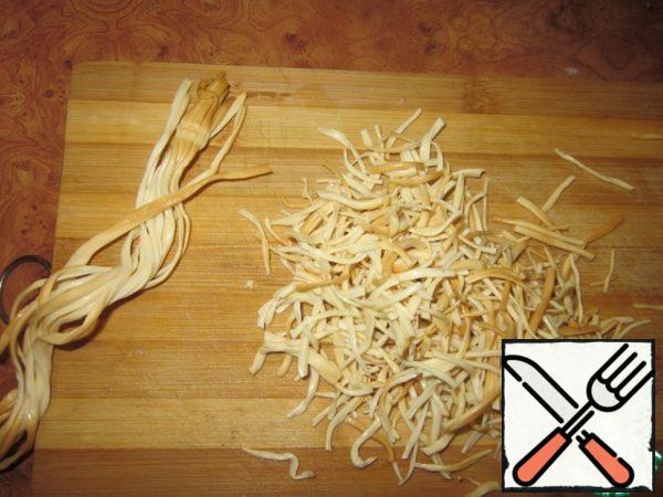 Cut the cheese into strips about 2.5-3 cm long (if the strips of cheese are thick, first divide into fibers, and then cut).