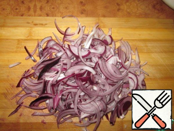 Cut the red onion into half rings and marinate (in vinegar and sugar).

