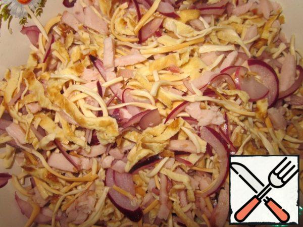 Mix everything and season the salad with mayonnaise mixed with mustard (the amount of mustard depends on what taste of salad you want, I add 1 teaspoon + squeeze a little lemon juice, add salt and pepper to taste).