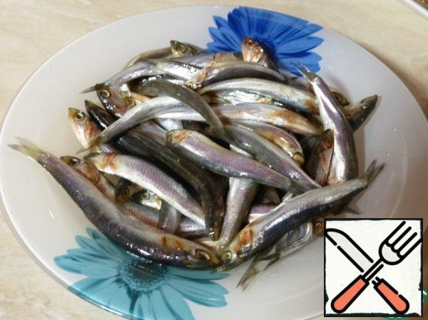Fish, I have hamsa, clean, remove the head and spine. I read on the Internet that anchovy is anchovy sauce. But since we have salted anchovies in Novorossiysk, which I sell, do not meet, the cost of hamsa. Hamsa is a very tasty fish, especially if it is properly salted.
