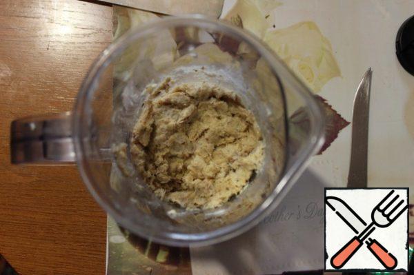 Prepare the mousse. Mix fish, cream, protein, brandy, salt, seasonings in a blender. At the final stage, pour in the cognac. I regretted pouring some cream on it. The photo shows that the mousse is dry. Mousse should be smooth, homogeneous, keep the shape with a spoon, have peaks.
