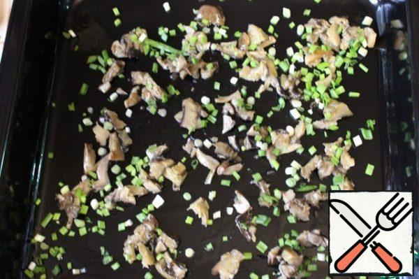 On a lightly greased baking sheet spread half of green onions and mushrooms.