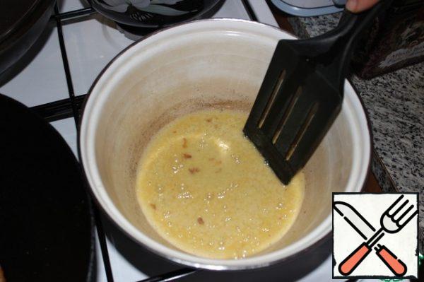 While the fish is in the oven, fry the butter and flour for the sauce in a two-liter frying pan for 2 minutes until foam appears on them. Set the pan aside.
