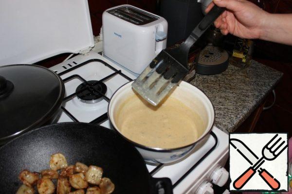 Mix the boiled juices with the base for the sauce, add cream, bring to a boil and cook, stirring, for 2 minutes, until the sauce becomes thick enough to hold the spoon. If necessary, add more cream. Check for salt and pepper.
