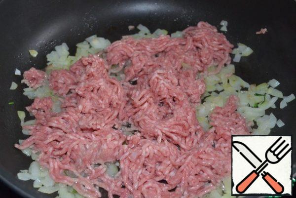 When the onion is a little fried, add minced meat, put out with onions.
