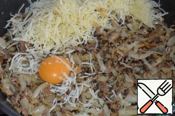 Then add the grated cheese, egg and mix well. The beef pie is ready!
