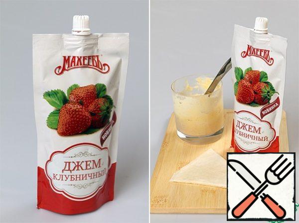 Also, we will need jam for the filling.
I used strawberry jam.
It is not necessary to take strawberries - choose any flavor that you like.
What's with the dough: when it thaws (usually it takes 15-20 minutes), roll it out to one side and cut into triangles. Size - again, at your discretion.
I baked small croissants, but you can make big ones.
