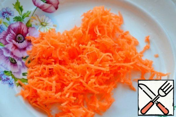Grate the carrots on a fine grater.
