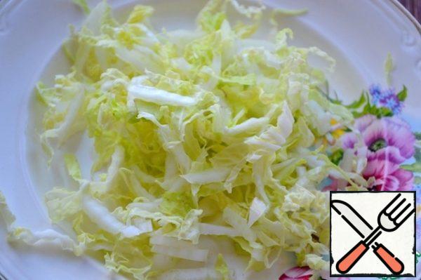 Chop the Peking cabbage.