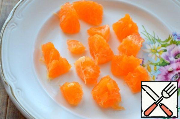 Clean the tangerine slices from the skin.