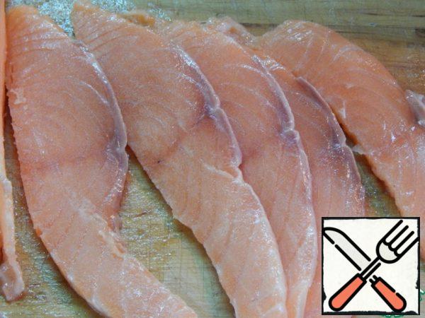 Cut the fish across the fibers into thin slices.
