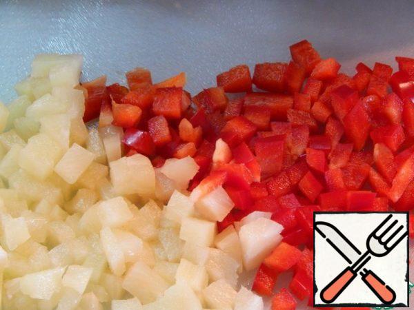 Cut into cubes pepper and pineapples.