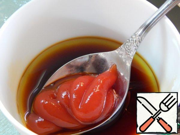 Preparing sauce. In a bowl combine soy sauce, olive oil and ketchup. Beat well. Pepper, pineapple, corn and salad combine. Spread on top calamari rings and fish, pour the sauce when serving.