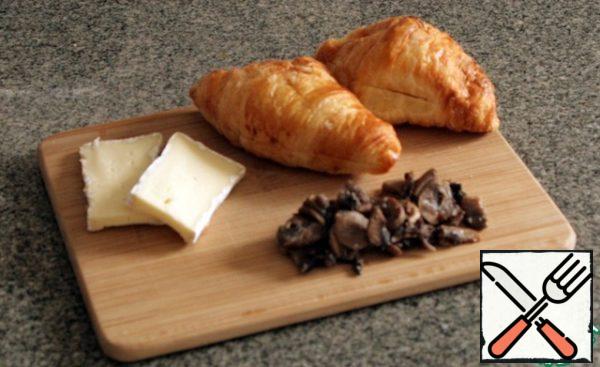 Fry the mushrooms without oil, if with oil, then spread on a paper towel. Cut the cheese into slices, cut the croissants.
