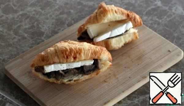 To start, put 1 tsp of mushrooms on a croissant. Brie should be on mushrooms so that the cheese melts on mushrooms. We send it to the oven for 5 minutes at a temperature of 180 C.