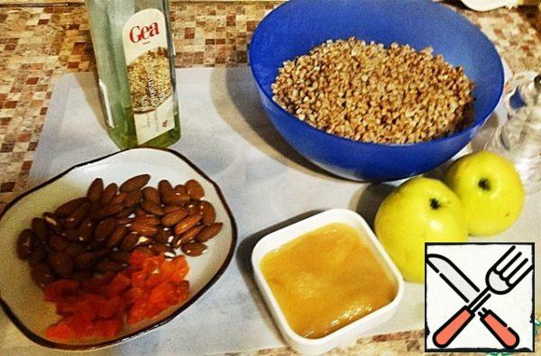 If you are cooking gratin for breakfast, it is better to put everything in the bowl of a slow cooker in the evening and use the "delayed start" service.
We will need these products and another glass of water, which will be absorbed into the porridge overnight.