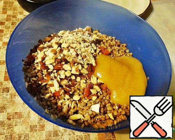 Mix all the ingredients in a cup: finely chopped dried apricots, 2 tablespoons of honey, 2 tablespoons of olive oil, pure buckwheat, a glass of water and a pinch of salt.
If you plan to cook gratin for dinner, buckwheat should be soaked in advance, for two to three hours, and immediately cooked.