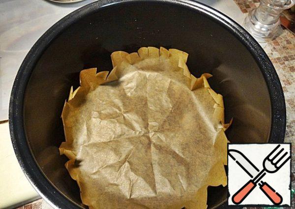 The bowl of the slow cooker can be covered with baking paper for reliability.

