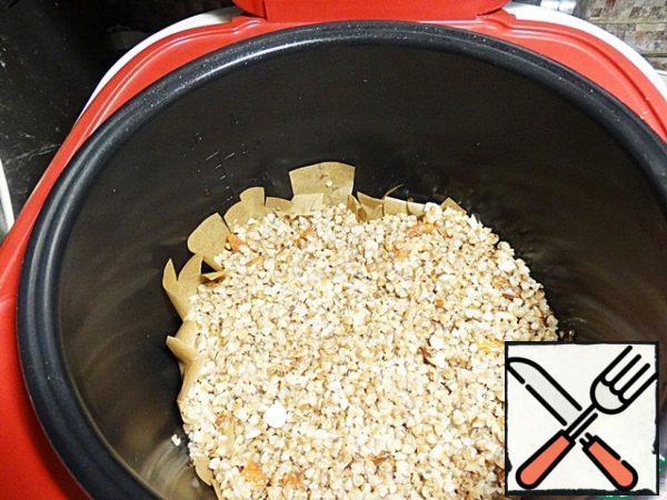 Mix all this in a separate cup, transfer it to the bowl of the slow cooker and close it.
