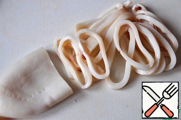 We lower each squid carcass separately into boiling water and cook for 1 minute, throw it into a colander and let it cool.
Cut the squid into thin rings.

