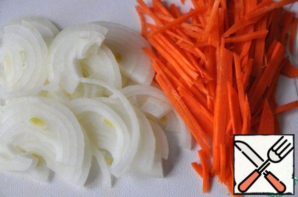 Onions cut into half rings, carrots rub thin strips (in Korean).