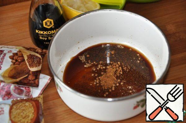 Mix lemon juice (remaining), soy sauce, add a pinch of coriander grain, ground nutmeg, red hot and black pepper.
Heat the filling, but do not boil.