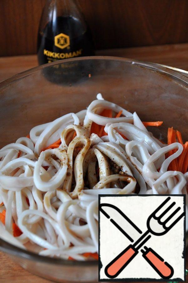 Mix the squid, onion and carrot and season with hot dressing.
