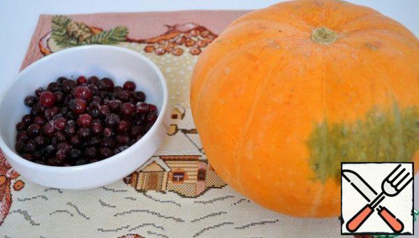 Defrost and sort the cranberries, peel the pumpkin and cut into small cubes.
