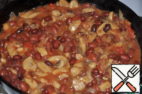 Meanwhile, chop the onion and fry in the remaining vegetable oil. Add mushrooms and soy sauce, cook 3-4 minutes, add beans and tomato puree, salt and spices to taste. A little stew, stirring.
