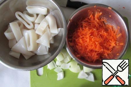 Squid cut into rings, onion cut into big pieces, carrots grate.