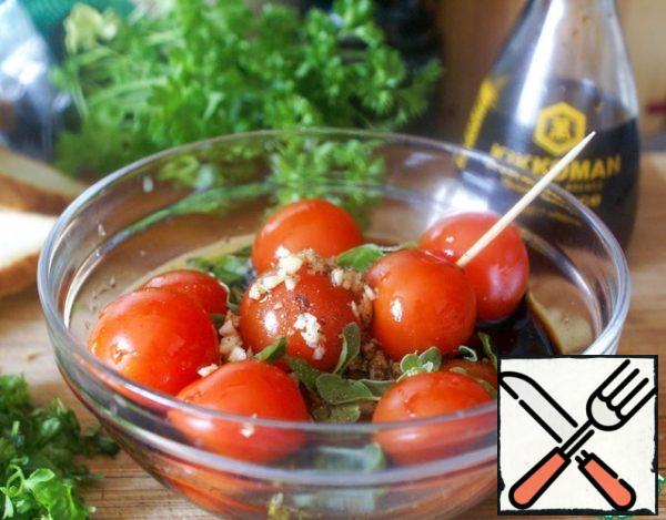 Chop cherry tomatoes in several places with a toothpick so that the marinade is better absorbed, and marinate in a mixture of soy sauce, vinegar, crushed garlic and herbs with the addition of freshly ground black pepper. The longer the tomatoes are marinated, the better.
