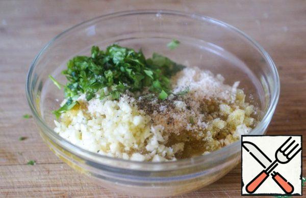 Mix the breadcrumbs, chopped herbs and garlic, season with olive oil, salt and black pepper to taste, mix well to all the crumbs soaked in oil.
* Perhaps, someone wants add to this a mixture grated Parmesan - your right. But I do not recommend using Parmesan in dishes with soy sauce.