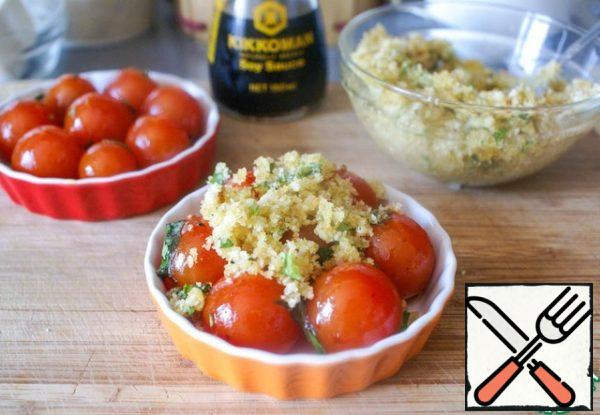 Marinated tomatoes put in a heat-resistant form, put on top of the breading mixture and send in the oven, heated to 180C, for 5-10 minutes or until Browning.
* The remaining tomato marinade can be used as a salad dressing or marinate meat/fish in it.